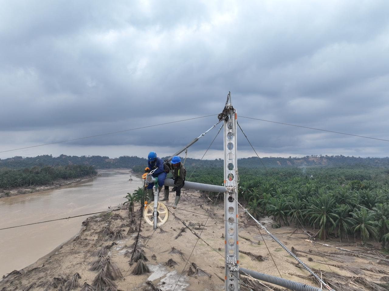 Aceh Tamiang, 2 Januari 2026 – PT PLN (Persero) berhasil mengoperasikan jalur kedua pada jaringan transmisi 150 kilovolt (kV) Pangkalan Brandan–Langsa pada Selasa, (30/12/2025). Pengoperasian ini melengkapi jalur pertama yang telah lebih dahulu beroperasi untuk memperkuat sistem interkoneksi Sumatra–Aceh pasca bencana banjir bandang dan tanah longsor di Sumatra.
